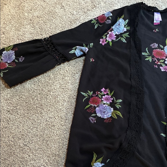 No Boundaries Black Floral Cadigan Size Medium - Picture 5 of 7